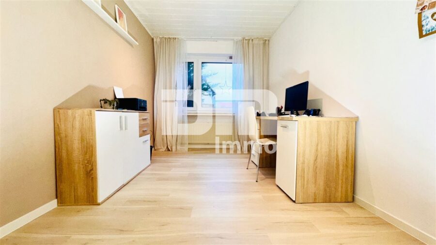 Gepflegtes Ein- bis Zweifamilienhaus + Garage, Terrasse und Balkon auf großem Grundstück - EG Gästezimmmer / Büro / Kinderzimmer